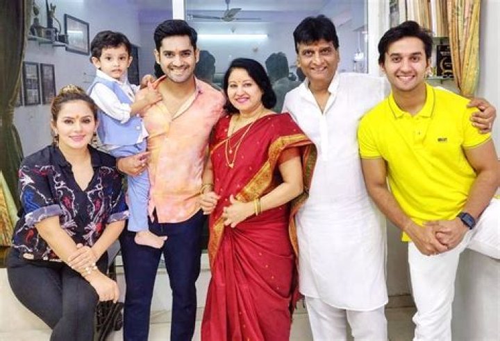 Bharat Jadhav Biography, Age, Height, Wife, Net Worth, Family