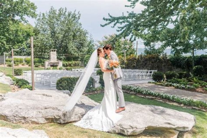 Brooke Elliott Biography, Age, Height, Husband, Net Worth, Family