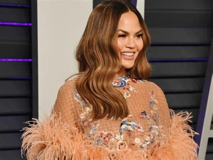 Chrissy Teigen Biography, Age, Height, Husband, Net Worth, Family