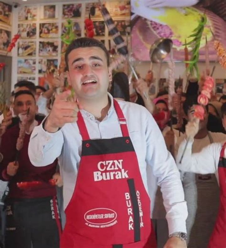 CZN Burak biografía, edad, altura, esposo, net worth, familia