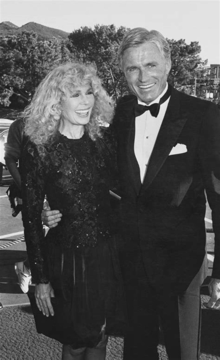 Dennis Holahan biografía, edad, altura, esposo, net worth, familia