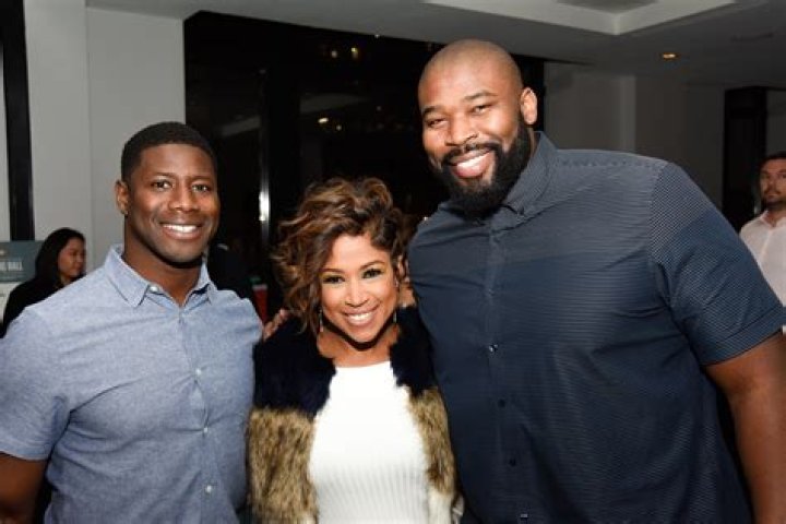 Israel Idonije Biography, Age, Height, Wife, Net Worth, Family