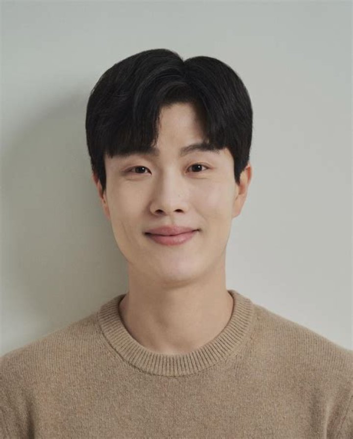 Lee Chang-won Biography, Age, Height, Net Worth, Family