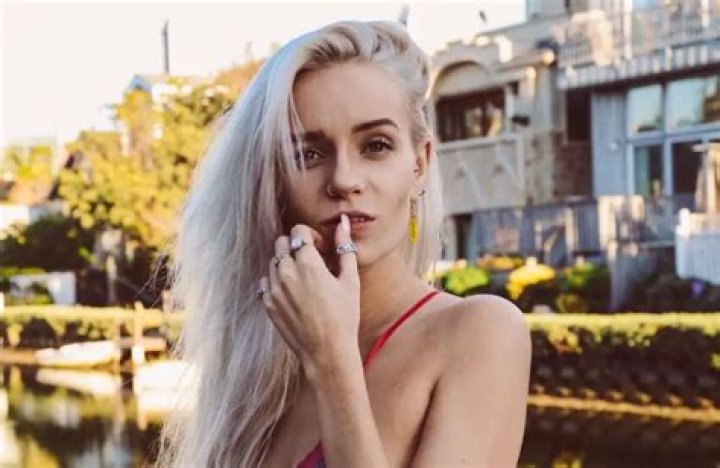 Lizzy Kay Biography, Age, Height, Husband, Net Worth, Family