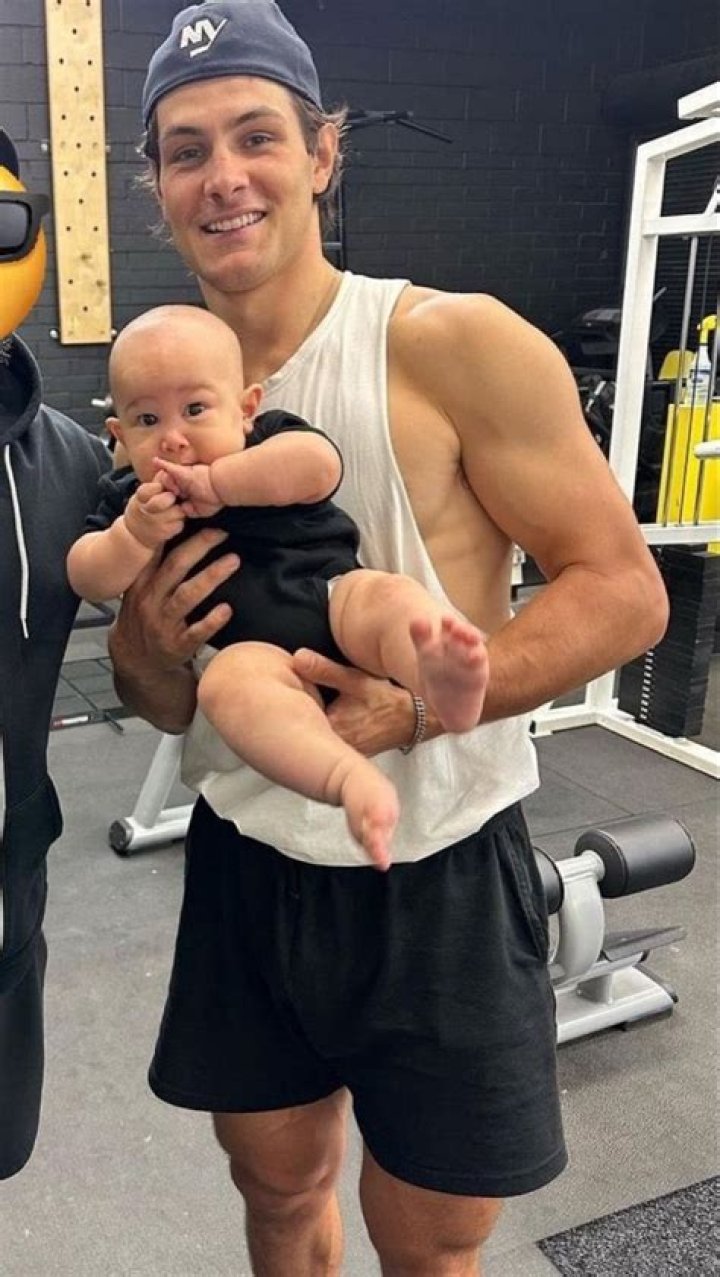 Mathew Barzal Biography, Age, Height, Wife, Net Worth, Family