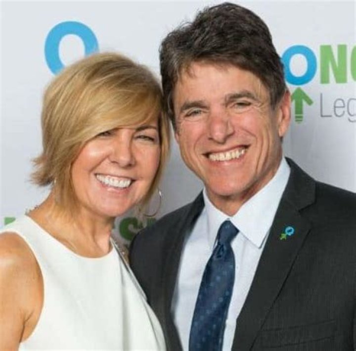 Mike Adamle Biography, Age, Height, Wife, Net Worth, Family