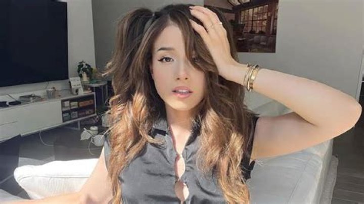 Pokimane Biography, Age, Height, Husband, Net Worth, Family