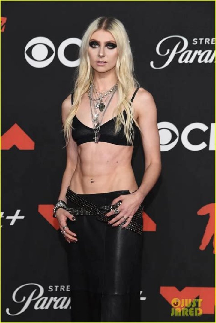 Sloane Momsen Biography, Age, Height, Husband, Net Worth, Family